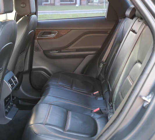 Красный Ягуар Ф-Пейс, объемом двигателя 2 л и пробегом 214 тыс. км за 22500 $, фото 31 на Automoto.ua