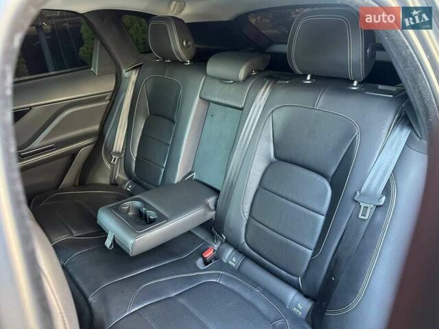 Красный Ягуар Ф-Пейс, объемом двигателя 3 л и пробегом 90 тыс. км за 19999 $, фото 19 на Automoto.ua