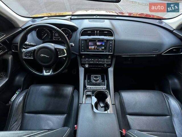 Красный Ягуар Ф-Пейс, объемом двигателя 3 л и пробегом 90 тыс. км за 19999 $, фото 20 на Automoto.ua