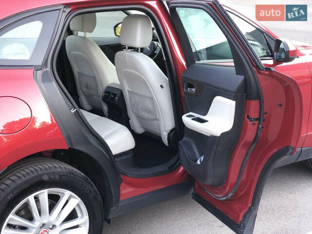 Красный Ягуар Ф-Пейс, объемом двигателя 2 л и пробегом 95 тыс. км за 26500 $, фото 3 на Automoto.ua