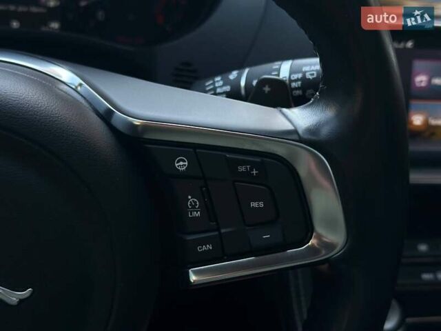 Красный Ягуар Ф-Пейс, объемом двигателя 3 л и пробегом 90 тыс. км за 19999 $, фото 30 на Automoto.ua