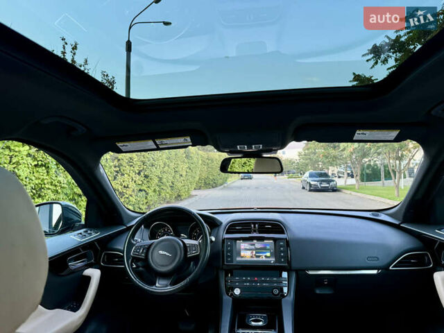 Красный Ягуар Ф-Пейс, объемом двигателя 3 л и пробегом 65 тыс. км за 20000 $, фото 26 на Automoto.ua