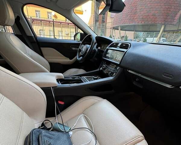 Червоний Ягуар Ф-Пейс, об'ємом двигуна 2 л та пробігом 131 тис. км за 24500 $, фото 7 на Automoto.ua