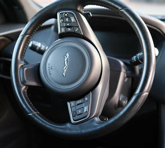 Красный Ягуар Ф-Пейс, объемом двигателя 2 л и пробегом 214 тыс. км за 22500 $, фото 45 на Automoto.ua