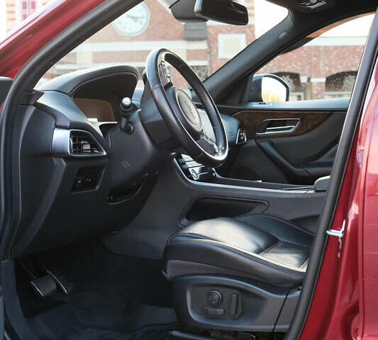 Красный Ягуар Ф-Пейс, объемом двигателя 2 л и пробегом 214 тыс. км за 22500 $, фото 36 на Automoto.ua