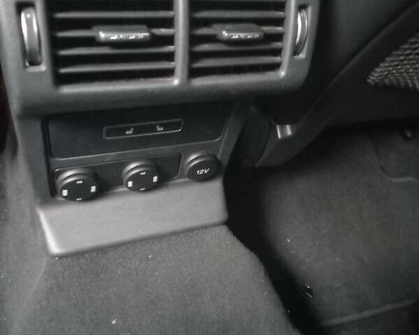 Красный Ягуар Ф-Пейс, объемом двигателя 3 л и пробегом 104 тыс. км за 26500 $, фото 24 на Automoto.ua