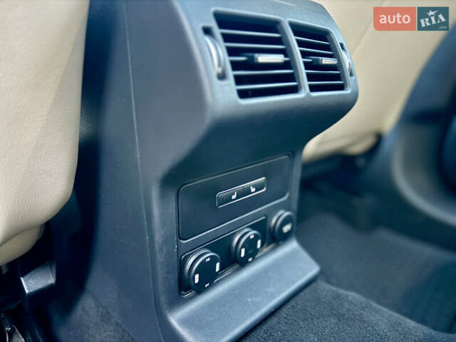 Красный Ягуар Ф-Пейс, объемом двигателя 3 л и пробегом 65 тыс. км за 20000 $, фото 25 на Automoto.ua