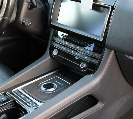 Красный Ягуар Ф-Пейс, объемом двигателя 2 л и пробегом 214 тыс. км за 22500 $, фото 42 на Automoto.ua