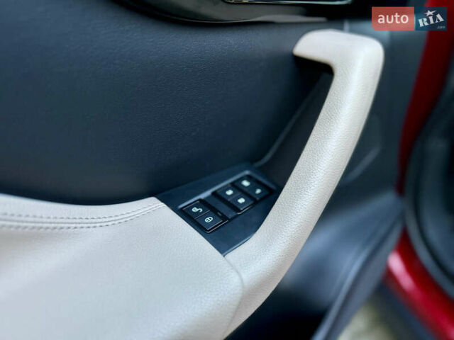 Красный Ягуар Ф-Пейс, объемом двигателя 3 л и пробегом 65 тыс. км за 20000 $, фото 34 на Automoto.ua