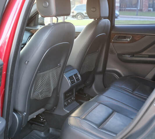 Красный Ягуар Ф-Пейс, объемом двигателя 2 л и пробегом 214 тыс. км за 22500 $, фото 30 на Automoto.ua