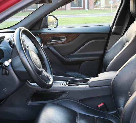 Красный Ягуар Ф-Пейс, объемом двигателя 2 л и пробегом 214 тыс. км за 22500 $, фото 35 на Automoto.ua