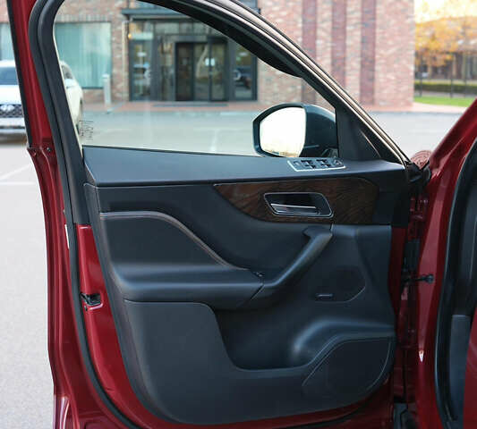 Красный Ягуар Ф-Пейс, объемом двигателя 2 л и пробегом 214 тыс. км за 22500 $, фото 33 на Automoto.ua