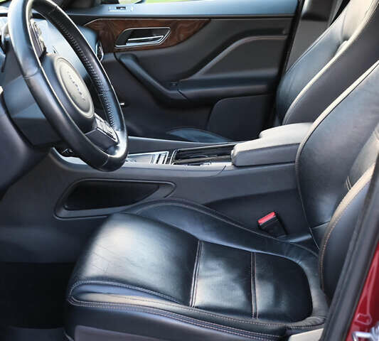 Красный Ягуар Ф-Пейс, объемом двигателя 2 л и пробегом 214 тыс. км за 22500 $, фото 37 на Automoto.ua