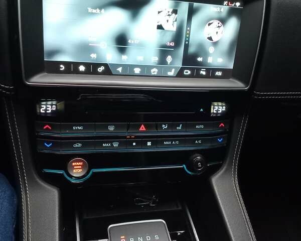 Красный Ягуар Ф-Пейс, объемом двигателя 3 л и пробегом 104 тыс. км за 26500 $, фото 10 на Automoto.ua