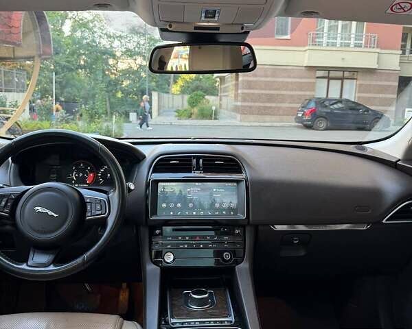 Червоний Ягуар Ф-Пейс, об'ємом двигуна 2 л та пробігом 131 тис. км за 24500 $, фото 9 на Automoto.ua