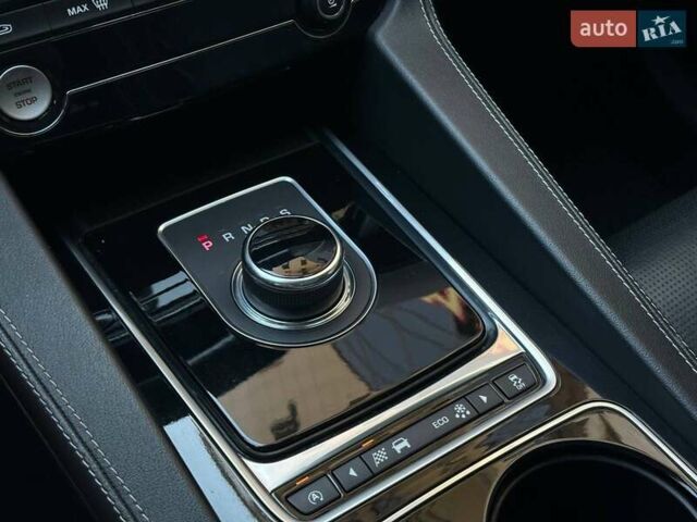 Красный Ягуар Ф-Пейс, объемом двигателя 3 л и пробегом 90 тыс. км за 19999 $, фото 37 на Automoto.ua