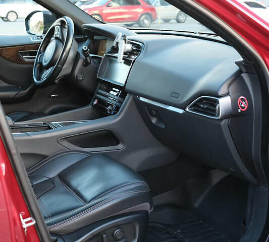 Красный Ягуар Ф-Пейс, объемом двигателя 2 л и пробегом 214 тыс. км за 22500 $, фото 40 на Automoto.ua