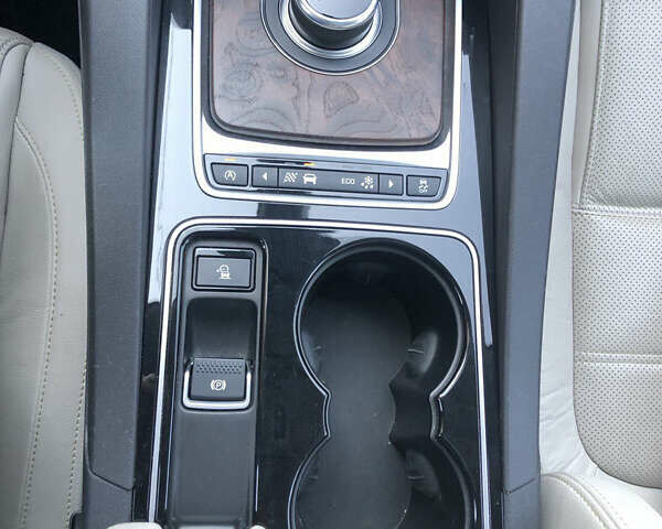 Красный Ягуар Ф-Пейс, объемом двигателя 2 л и пробегом 95 тыс. км за 26500 $, фото 8 на Automoto.ua