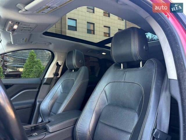 Красный Ягуар Ф-Пейс, объемом двигателя 3 л и пробегом 90 тыс. км за 19999 $, фото 25 на Automoto.ua