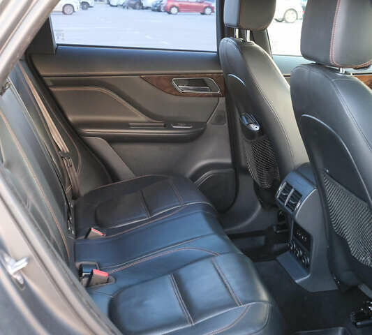 Красный Ягуар Ф-Пейс, объемом двигателя 2 л и пробегом 214 тыс. км за 22500 $, фото 26 на Automoto.ua