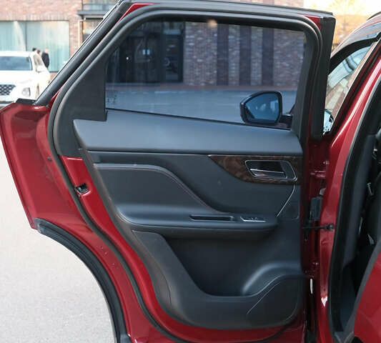 Красный Ягуар Ф-Пейс, объемом двигателя 2 л и пробегом 214 тыс. км за 22500 $, фото 29 на Automoto.ua