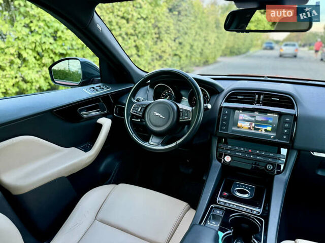 Красный Ягуар Ф-Пейс, объемом двигателя 3 л и пробегом 65 тыс. км за 20000 $, фото 30 на Automoto.ua