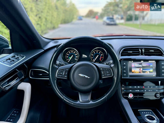 Красный Ягуар Ф-Пейс, объемом двигателя 3 л и пробегом 65 тыс. км за 20000 $, фото 31 на Automoto.ua