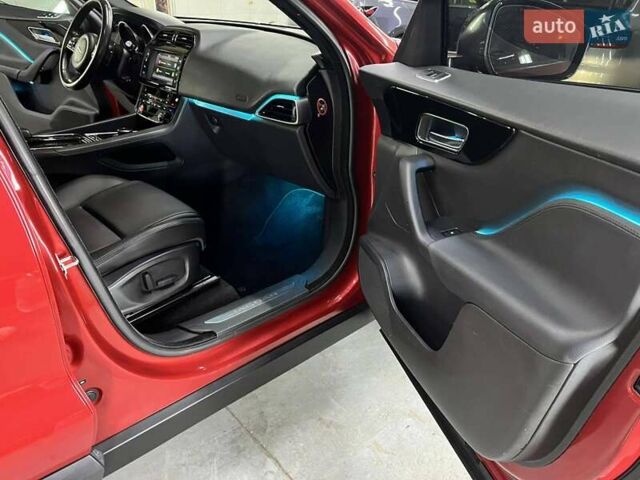 Красный Ягуар Ф-Пейс, объемом двигателя 2 л и пробегом 144 тыс. км за 19500 $, фото 5 на Automoto.ua
