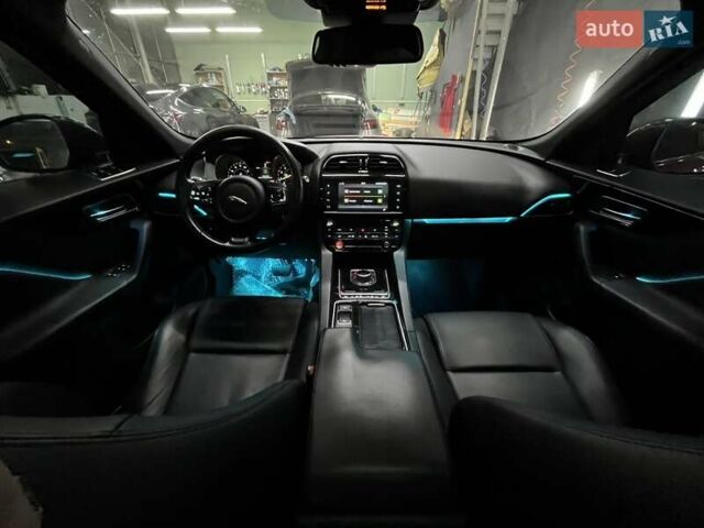 Красный Ягуар Ф-Пейс, объемом двигателя 2 л и пробегом 144 тыс. км за 19500 $, фото 4 на Automoto.ua