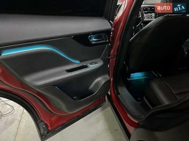 Красный Ягуар Ф-Пейс, объемом двигателя 2 л и пробегом 144 тыс. км за 19500 $, фото 7 на Automoto.ua