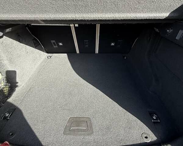 Красный Ягуар Ф-Пейс, объемом двигателя 2 л и пробегом 70 тыс. км за 24500 $, фото 25 на Automoto.ua