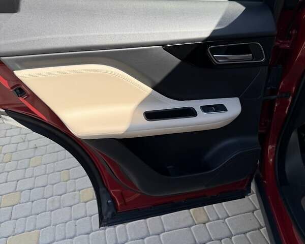 Красный Ягуар Ф-Пейс, объемом двигателя 2 л и пробегом 70 тыс. км за 24500 $, фото 17 на Automoto.ua