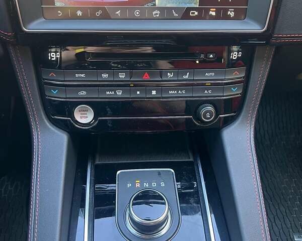 Красный Ягуар Ф-Пейс, объемом двигателя 3 л и пробегом 42 тыс. км за 30999 $, фото 12 на Automoto.ua