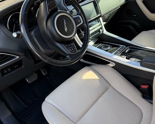 Красный Ягуар Ф-Пейс, объемом двигателя 2 л и пробегом 70 тыс. км за 24500 $, фото 11 на Automoto.ua