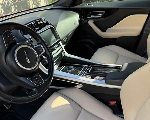 Красный Ягуар Ф-Пейс, объемом двигателя 2 л и пробегом 70 тыс. км за 24500 $, фото 13 на Automoto.ua