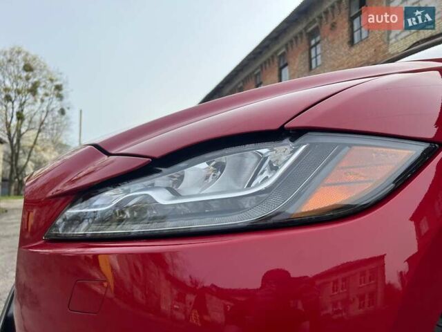 Красный Ягуар Ф-Пейс, объемом двигателя 3 л и пробегом 42 тыс. км за 30999 $, фото 10 на Automoto.ua