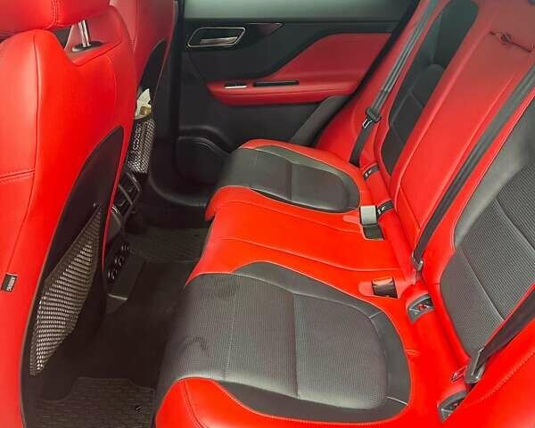 Красный Ягуар Ф-Пейс, объемом двигателя 3 л и пробегом 42 тыс. км за 30999 $, фото 21 на Automoto.ua