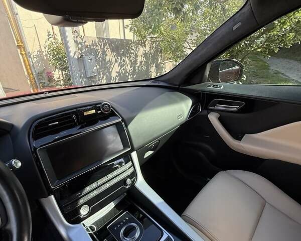 Красный Ягуар Ф-Пейс, объемом двигателя 2 л и пробегом 70 тыс. км за 24500 $, фото 14 на Automoto.ua