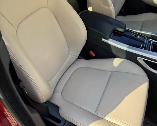 Красный Ягуар Ф-Пейс, объемом двигателя 2 л и пробегом 70 тыс. км за 24500 $, фото 26 на Automoto.ua