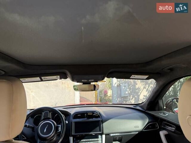 Красный Ягуар Ф-Пейс, объемом двигателя 2 л и пробегом 70 тыс. км за 24500 $, фото 18 на Automoto.ua