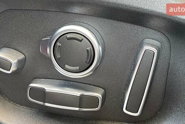 Красный Ягуар Ф-Пейс, объемом двигателя 3 л и пробегом 42 тыс. км за 30999 $, фото 17 на Automoto.ua