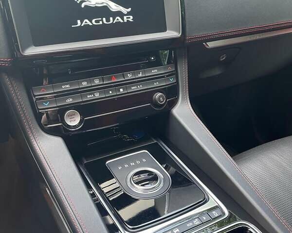 Красный Ягуар Ф-Пейс, объемом двигателя 3 л и пробегом 42 тыс. км за 30999 $, фото 13 на Automoto.ua