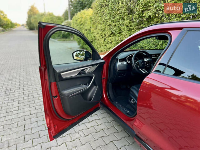 Красный Ягуар Ф-Пейс, объемом двигателя 2 л и пробегом 30 тыс. км за 44000 $, фото 27 на Automoto.ua