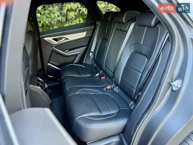 Красный Ягуар Ф-Пейс, объемом двигателя 2 л и пробегом 30 тыс. км за 44000 $, фото 34 на Automoto.ua