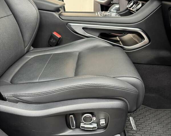 Червоний Ягуар Ф-Пейс, об'ємом двигуна 2 л та пробігом 53 тис. км за 38500 $, фото 27 на Automoto.ua