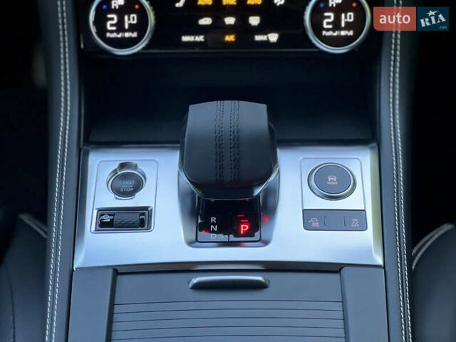 Красный Ягуар Ф-Пейс, объемом двигателя 2 л и пробегом 30 тыс. км за 44000 $, фото 43 на Automoto.ua