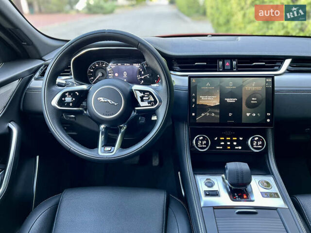 Красный Ягуар Ф-Пейс, объемом двигателя 2 л и пробегом 30 тыс. км за 44000 $, фото 38 на Automoto.ua