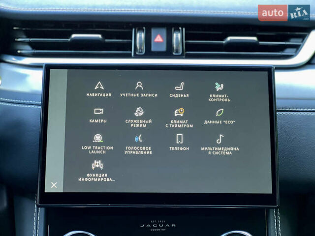 Красный Ягуар Ф-Пейс, объемом двигателя 2 л и пробегом 30 тыс. км за 44000 $, фото 50 на Automoto.ua