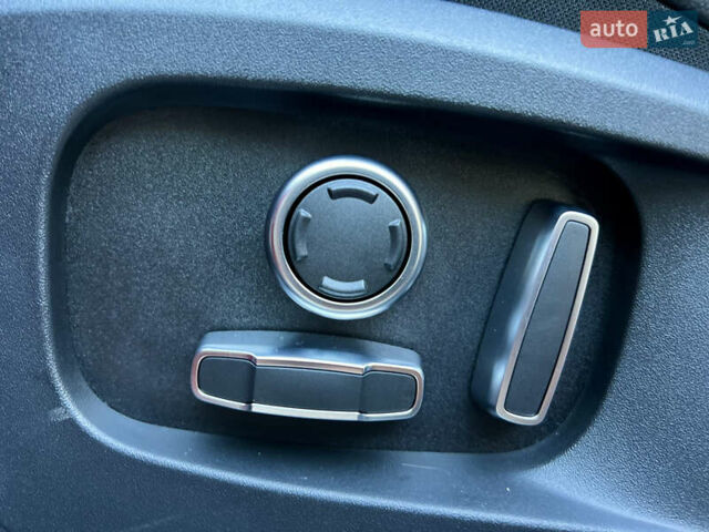 Красный Ягуар Ф-Пейс, объемом двигателя 2 л и пробегом 30 тыс. км за 44000 $, фото 45 на Automoto.ua