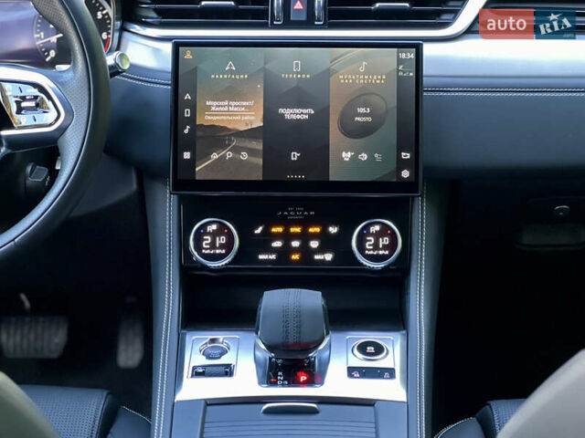 Красный Ягуар Ф-Пейс, объемом двигателя 2 л и пробегом 30 тыс. км за 44000 $, фото 41 на Automoto.ua